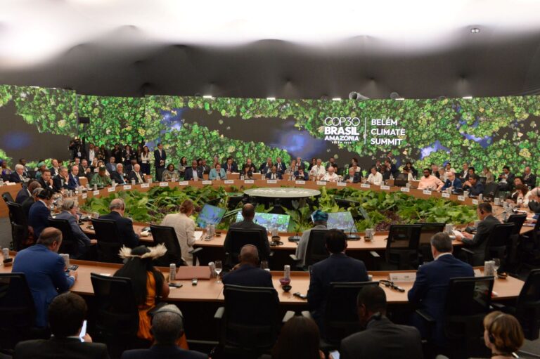 Foto del recinto o plenario de la COP30 en Brasil con referencia visual a la Amazonía.