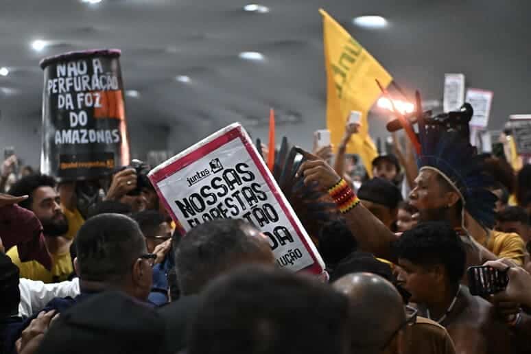 Manifestantes indígenas y activistas protestan en las calles de Belém durante la semana decisiva de la COP30 mientras continúan las tensiones por financiación y políticas climáticas