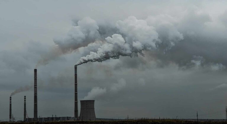 Emisiones de CO2 de una central térmica reflejando el récord de emisiones fósiles previsto para 2025 según el Global Carbon Project