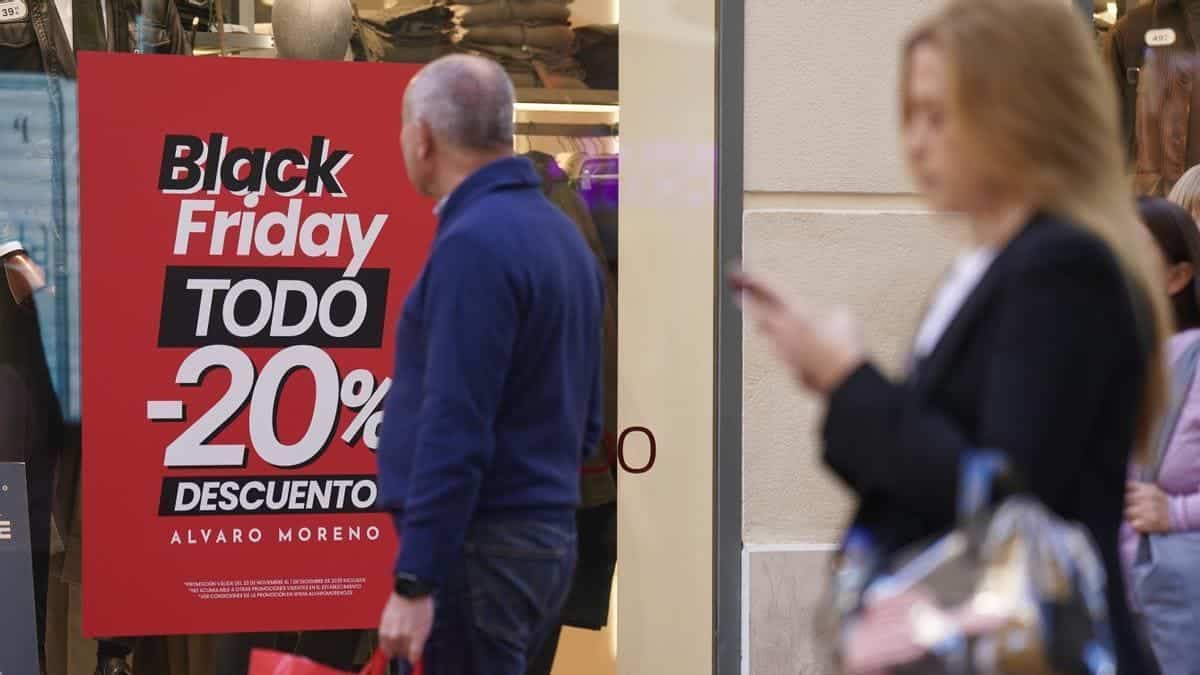 Clientes frente a ofertas y descuentos durante el Black Friday