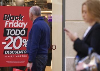 Clientes frente a ofertas y descuentos durante el Black Friday
