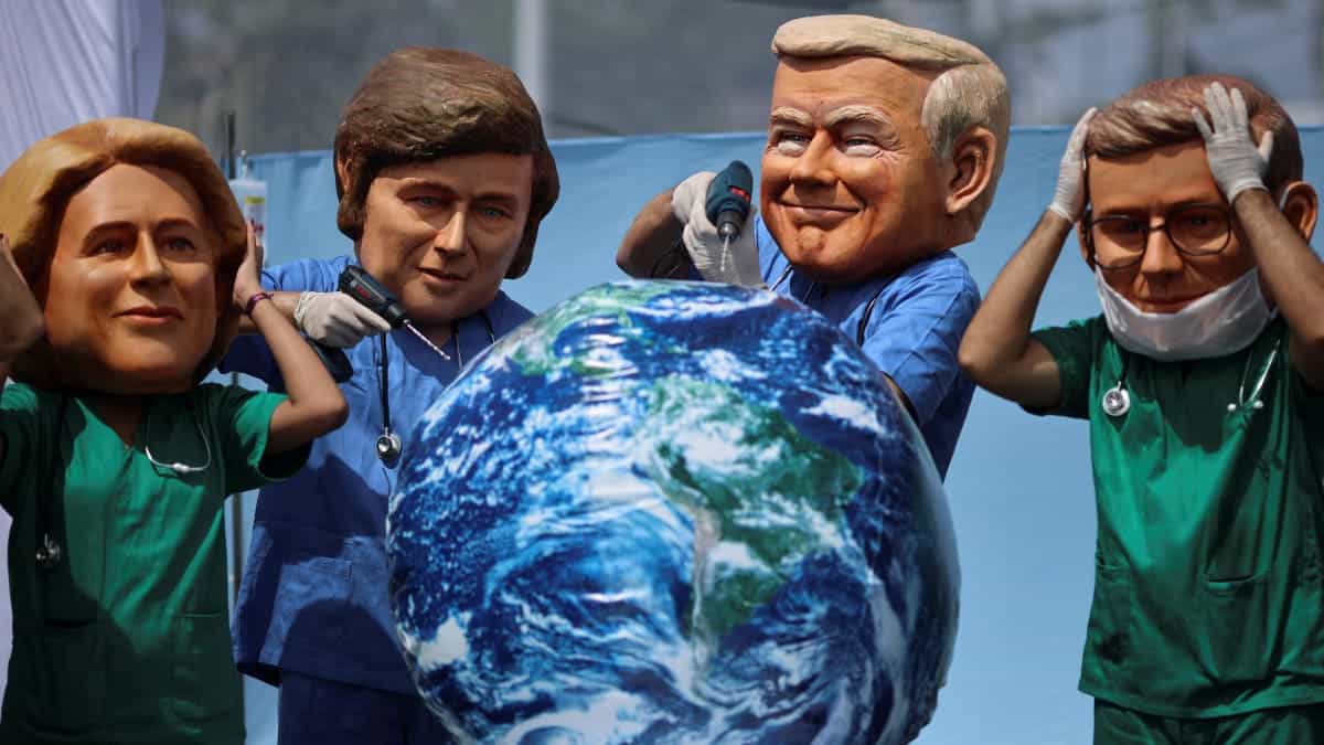 Delegados en la plenaria de la COP30 en Belém durante la aprobación del documento final sin combustibles fósiles