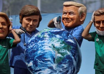 Delegados en la plenaria de la COP30 en Belém durante la aprobación del documento final sin combustibles fósiles