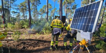 Dispositivos y sensores del proyecto de UEx SenForFire monitorizando temperatura, gases y humedad para detectar incendios forestales en tiempo real