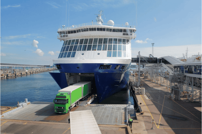 Remolques embarcando en un buque dentro del programa de eco-incentivo marítimo para un transporte sostenible en España