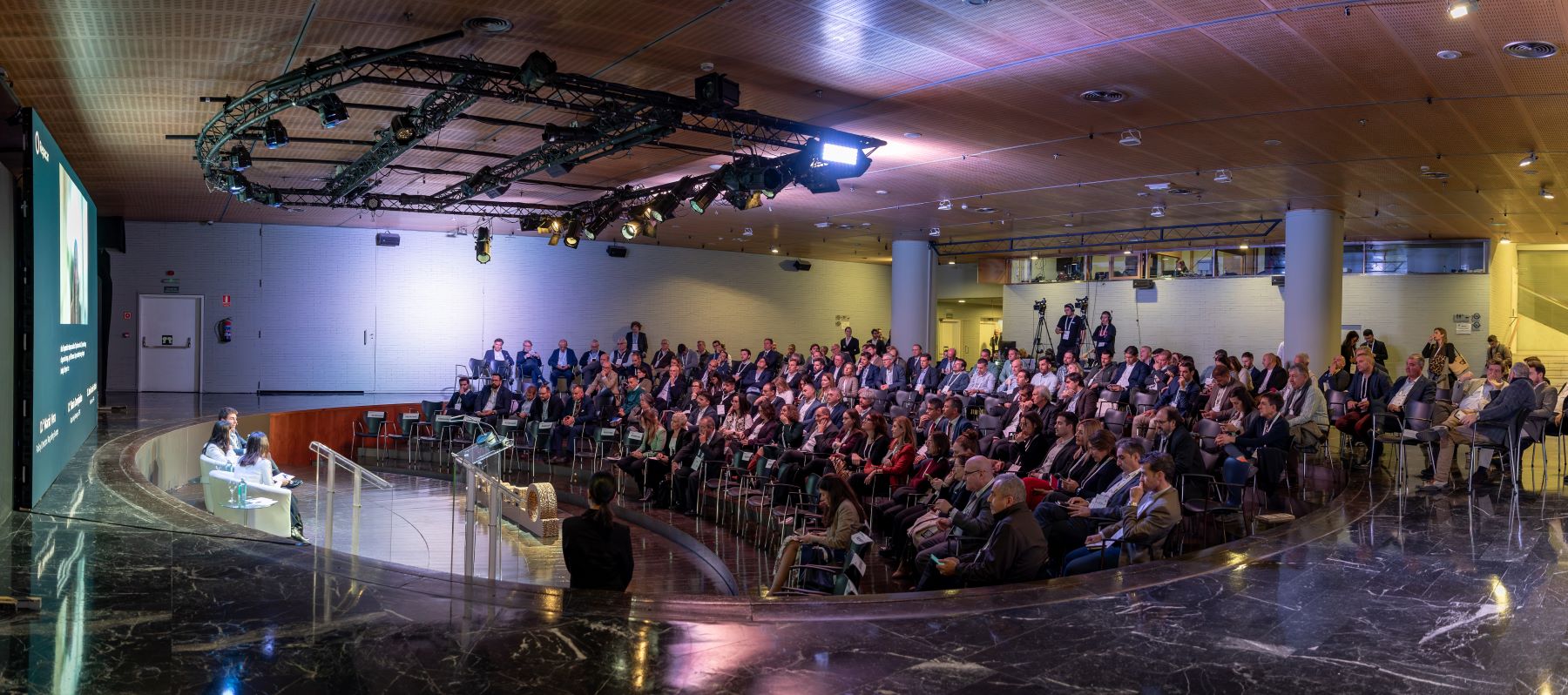 Asistentes y ponentes del 16º Congreso de Reciclaje de Papel de Repacar en Casa de América debatiendo sobre normativa, mercado e innovación en el reciclaje de papel y cartón