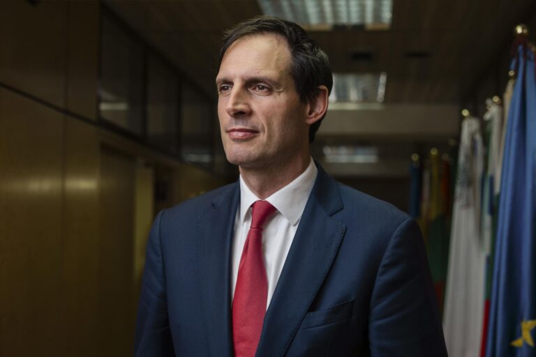 El comisario europeo de Acción Climática, Wopke Hoekstra, defendiendo en rueda de prensa en la COP30 el Mecanismo de Ajuste en Frontera por Carbono frente a las acusaciones de proteccionismo