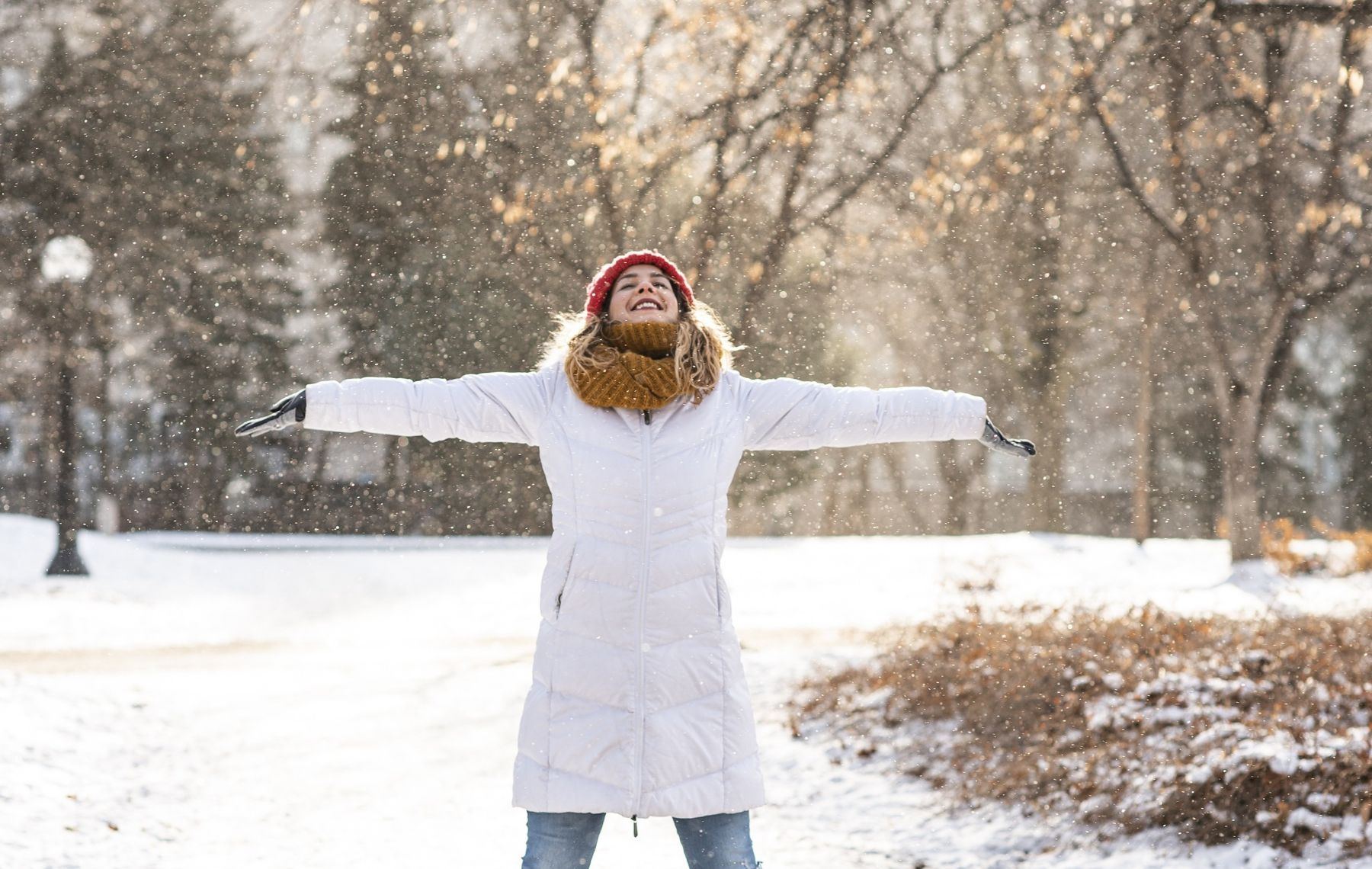 Mujer disfrutando de la nieve que predice AEMET en el pronóstico del tiempo para hoy 21 de noviembre