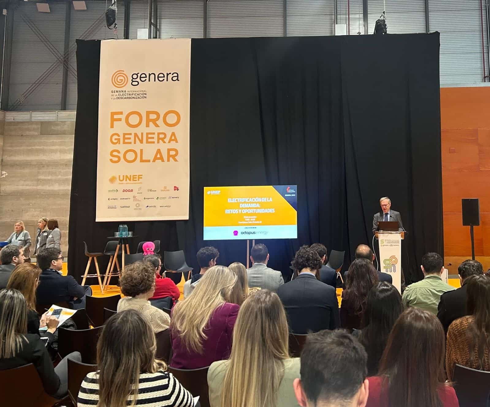 Paneles y ponentes analizando la electrificación de hogares e industria en el Foro Genera Solar 2025 organizado por UNEF