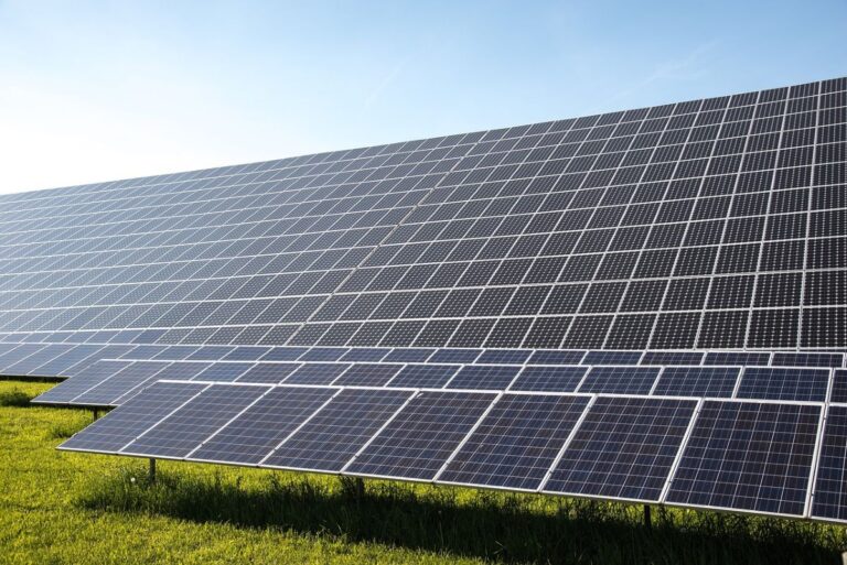 paneles solares dependientes de litio, silicio y otros materiales clave para la transición verde