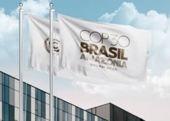 Cómo las negociaciones extendidas de la COP30 se complican tras un incendio y obligan a prolongar la cumbre entre tensiones, desigualdad y presiones globales 2 Delegados evacuando tras un incendio que complica las negociaciones extendidas de la COP30 en Belém