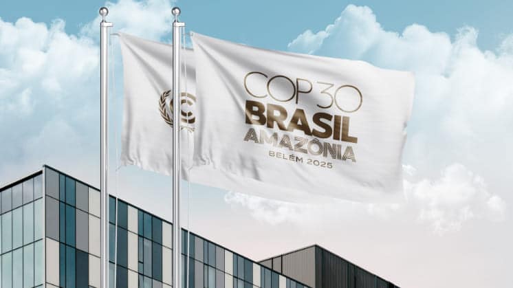 Delegados evacuando tras un incendio que complica las negociaciones extendidas de la COP30 en Belém