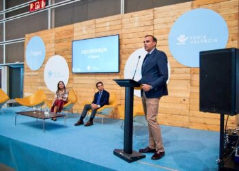 Éxito rotundo en EFIAQUA 2025: Valencia se consolida como capital mundial de la innovación hídrica 2 Asistentes en la feria EFIAQUA 2025 de Valencia durante el Hackathon del Agua