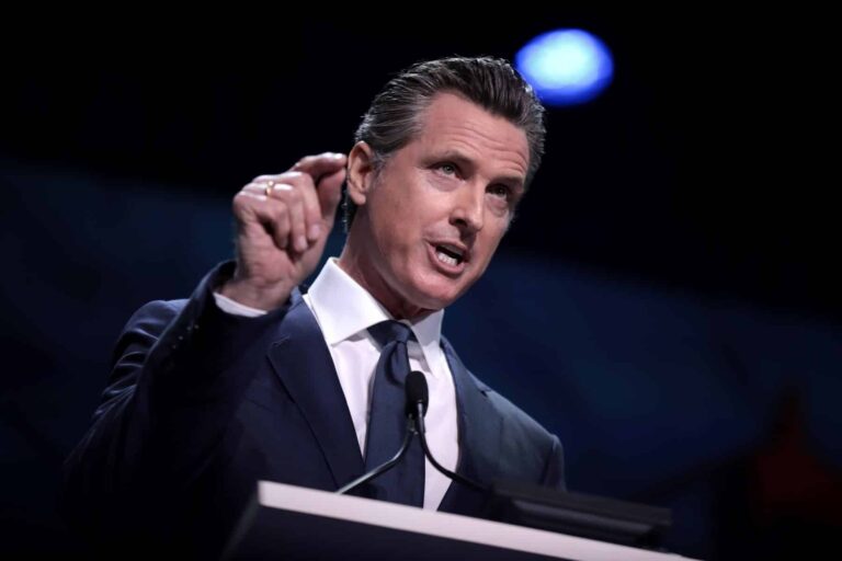 El gobernador de California, Gavin Newsom está presente en la COP30