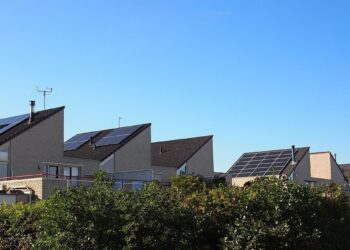 Instalación de paneles solares en una vivienda conectada a batería virtual para compensar excedentes y ahorrar en la factura eléctrica