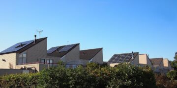 Instalación de paneles solares en una vivienda conectada a batería virtual para compensar excedentes y ahorrar en la factura eléctrica