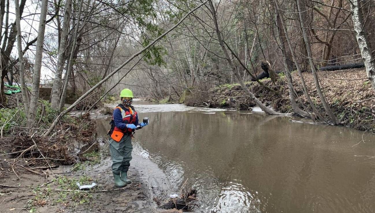Río turbio y contaminado por sedimentos y cenizas tras incendios forestales, mostrando el impacto en la calidad del agua