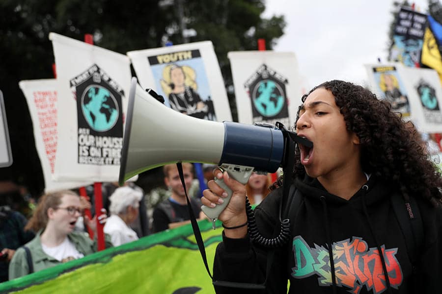 Jóvenes activistas protestando por el clima en la COP30