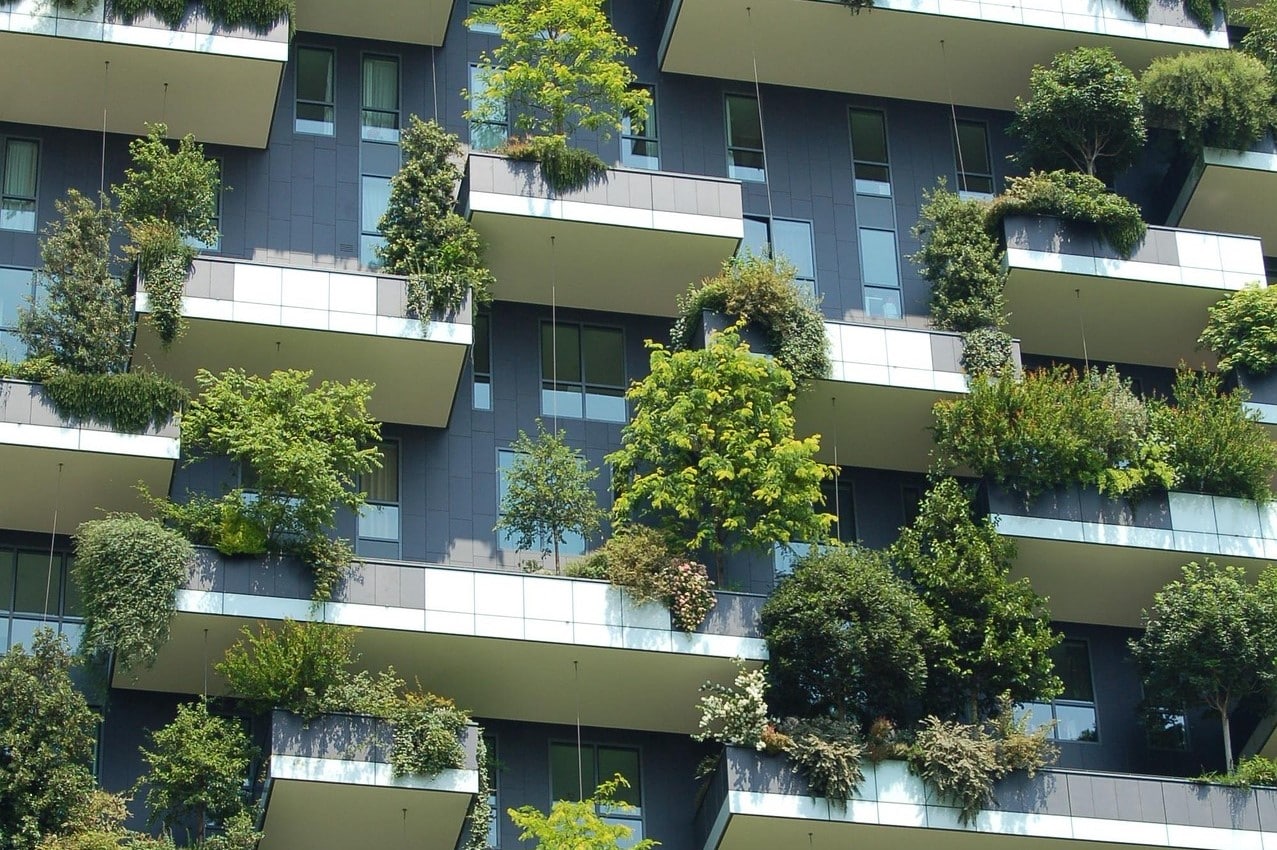 Reunión técnica en la Generalitat de Catalunya analizando contratos públicos con cláusulas ambientales y criterios de sostenibilidad