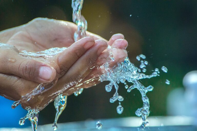 Imagen que refleja la crisis global del agua y la urgencia de garantizar el derecho humano al agua y al saneamiento