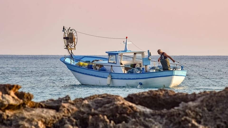 Barcos de pesca artesanal esperando un reparto de oportunidades de pesca basado en criterios ambientales y sociales