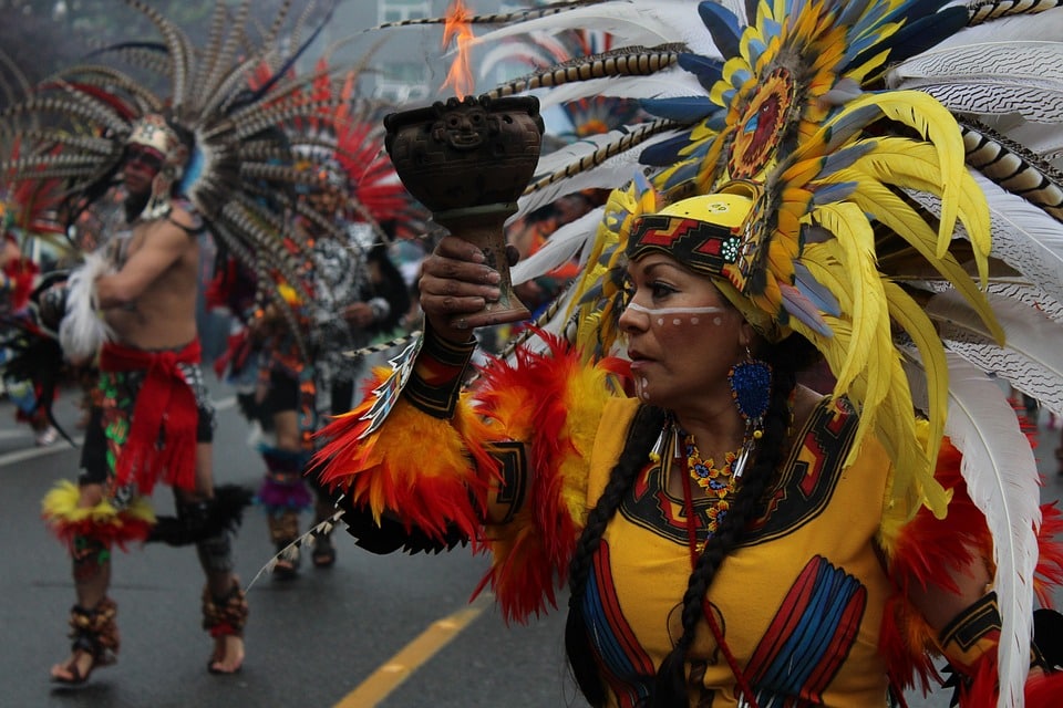 Manifestantes indígenas en la entrada de la COP30 en Belém reclamando justicia climática