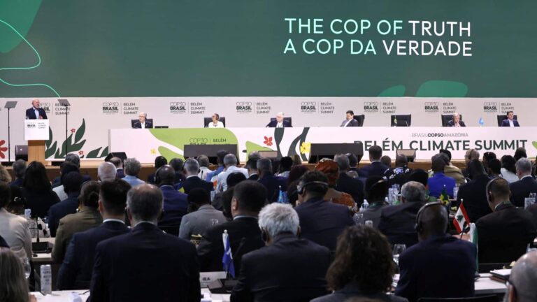 Delegados debatiendo en la sala plenaria de la COP30 en Belém