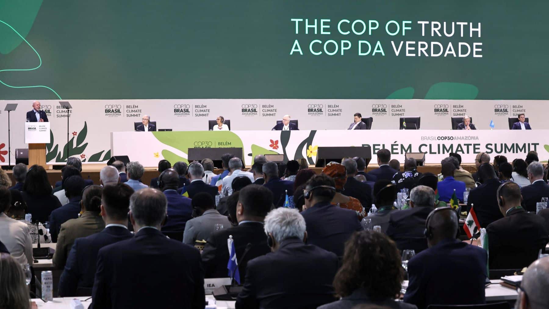 Delegados debatiendo en la sala plenaria de la COP30 en Belém