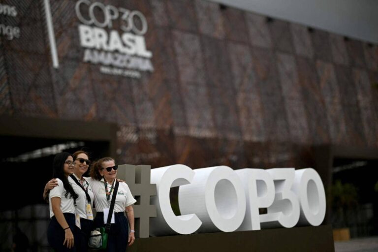 Representantes de ONG ambientales siguiendo la cumbre de líderes de la COP30 en Belém, donde se celebran avances pero se denuncian vacíos en adaptación y financiación climática