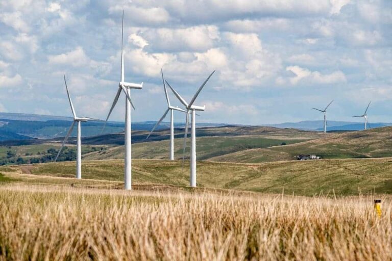 Trabajos de sustitución de aerogeneradores en un parque eólico español