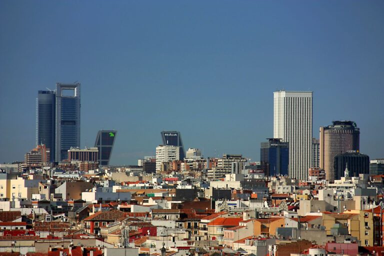 Ciudad sobrecalentada con edificios que carecen de refrigeración sostenible urbana como el propuesto por la ONU