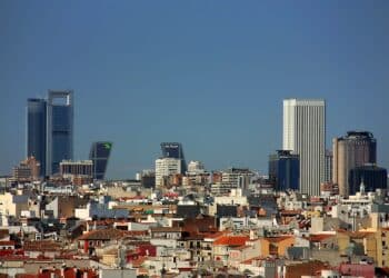 Golpe al calor extremo: la ONU lanza un plan de refrigeración sostenible que recortará un 64 % las emisiones para 2050 5 Ciudad sobrecalentada con edificios que carecen de refrigeración sostenible urbana como el propuesto por la ONU