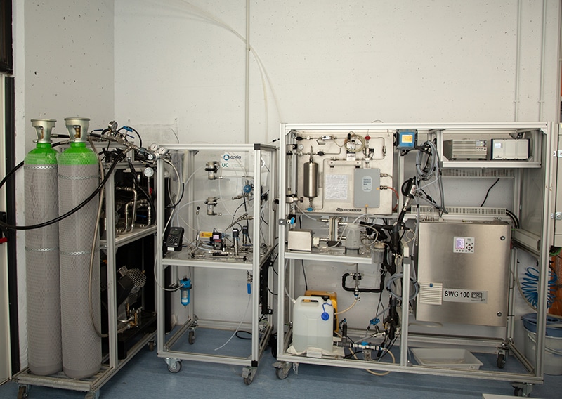 Investigadores de la Universidad de Cantabria supervisan la planta piloto del proyecto VALCO2-T, que transforma emisiones de CO2 en ácido fórmico para la industria textil