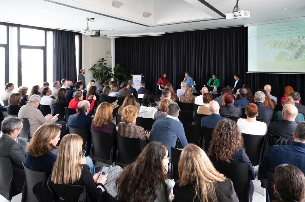 Ponentes y representantes de Anarpla, Plastics Europe y administraciones públicas en una mesa redonda en el Círculo de Bellas Artes de Madrid durante la presentación de la guía de compra pública verde para plásticos reciclados