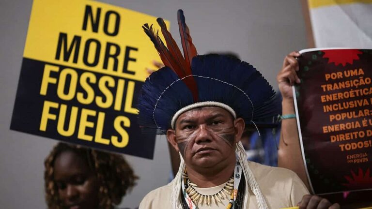 Manifestantes indígenas y activistas climáticos marchan en la COP30 de Belém, en la Amazonía, arrastrando ataúdes simbólicos contra el gas y el petróleo
