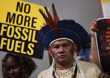Manifestantes indígenas y activistas climáticos marchan en la COP30 de Belém, en la Amazonía, arrastrando ataúdes simbólicos contra el gas y el petróleo