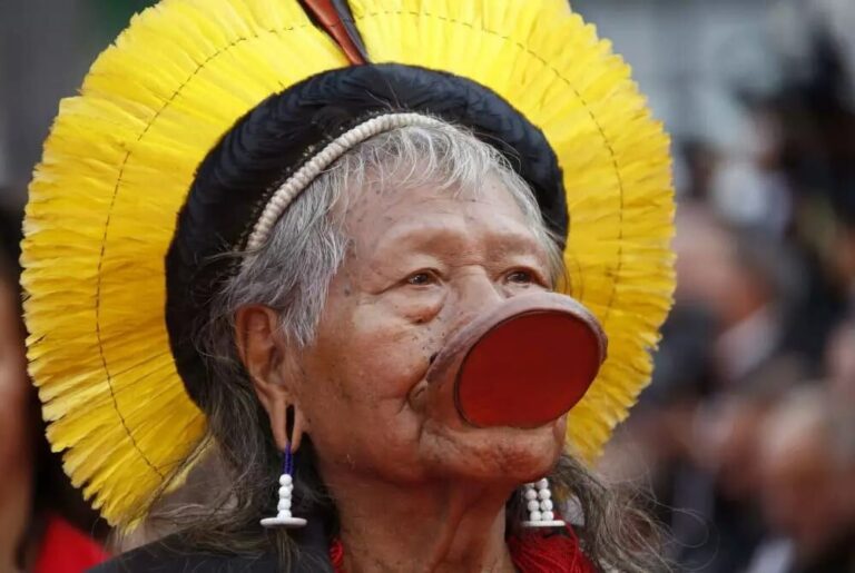 El representante de los pueblos indígenas Raoni Metuktire, con tocado tradicional, presente en la COP30
