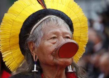 COP30 Día 3: los pueblos indígenas plantan cara a la desinformación climática y a la IA contaminante 2 El representante de los pueblos indígenas Raoni Metuktire, con tocado tradicional, presente en la COP30