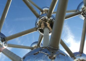 La Unión Europea acelera el retroceso verde: la rebaja de requisitos de sostenibilidad desata críticas por el retroceso verde en la UE 2 Parlamento Europeo votando rebajas ambientales