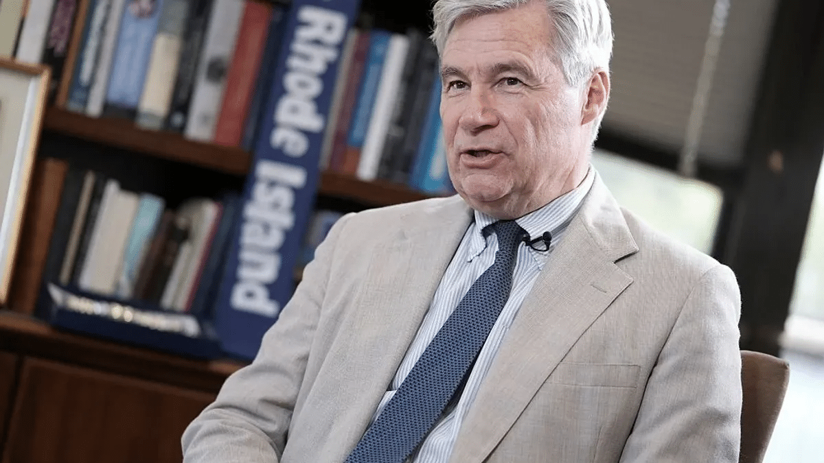 El senador estadounidense Sheldon Whitehouse interviene en la COP30 en Belém y acusa al Gobierno de Trump de estar corrompido por la industria del petróleo y los combustibles fósiles