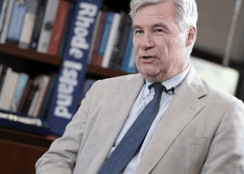 Gobierno de Trump y el petróleo: el único senador de EEUU en la COP30 acusa a la Casa Blanca de estar “podrida por compañías de fósiles” 4 El senador estadounidense Sheldon Whitehouse interviene en la COP30 en Belém y acusa al Gobierno de Trump de estar corrompido por la industria del petróleo y los combustibles fósiles