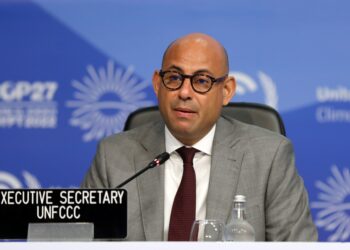 Simon Stiell interviene en la COP30 en Belém hablando sobre combustibles fósiles y transición energética ante los delegados climáticos