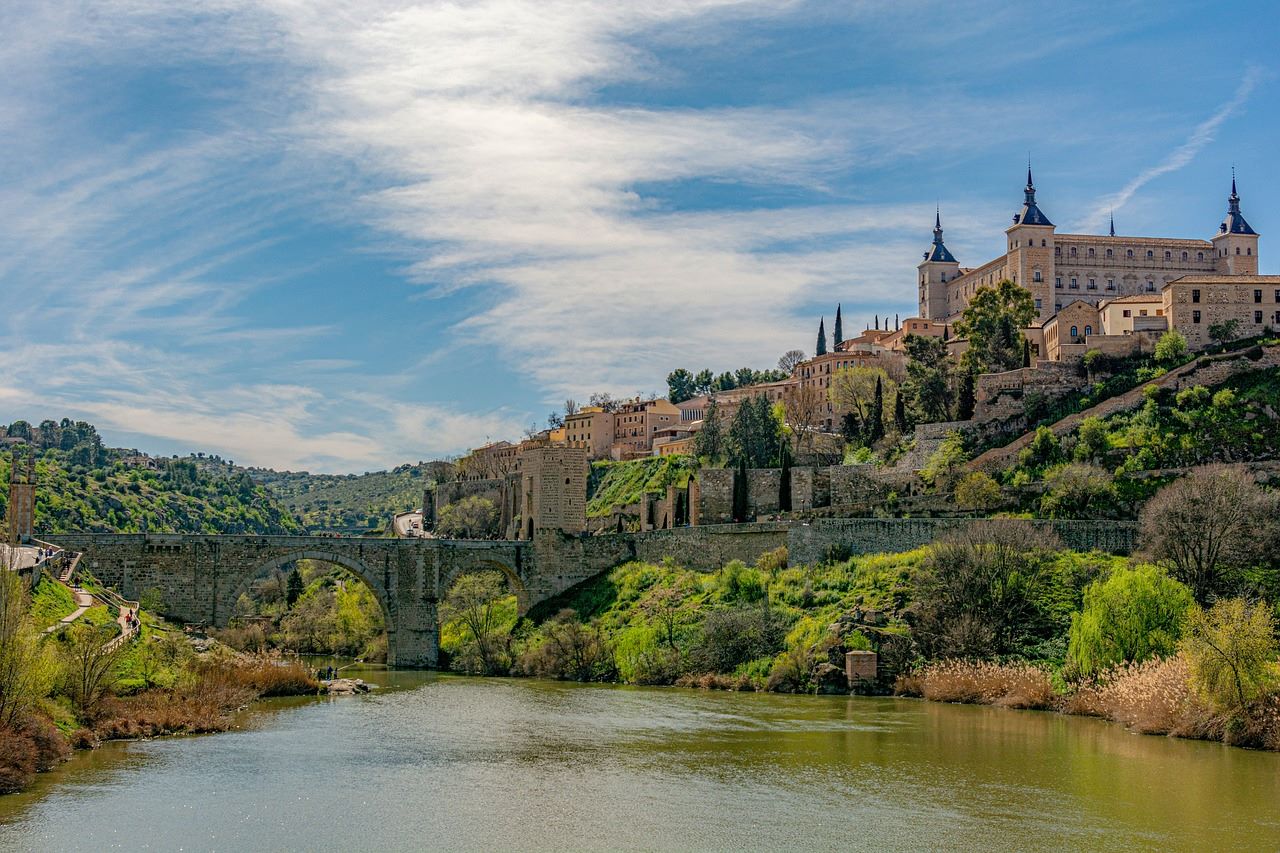 Técnicos y voluntarios trabajan en la restauración de un bosque de ribera del Tajo, retirando estructuras fluviales y plantando especies autóctonas de alisos en el marco del proyecto LIFE Alnus Taejo
