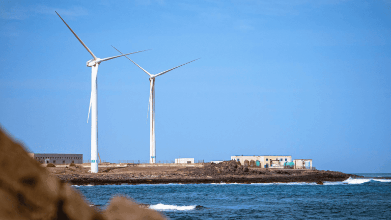 Canarias alerta del bloqueo estatal en renovables y exige activar ya las reuniones para frenar vertidos y acelerar la descarbonización