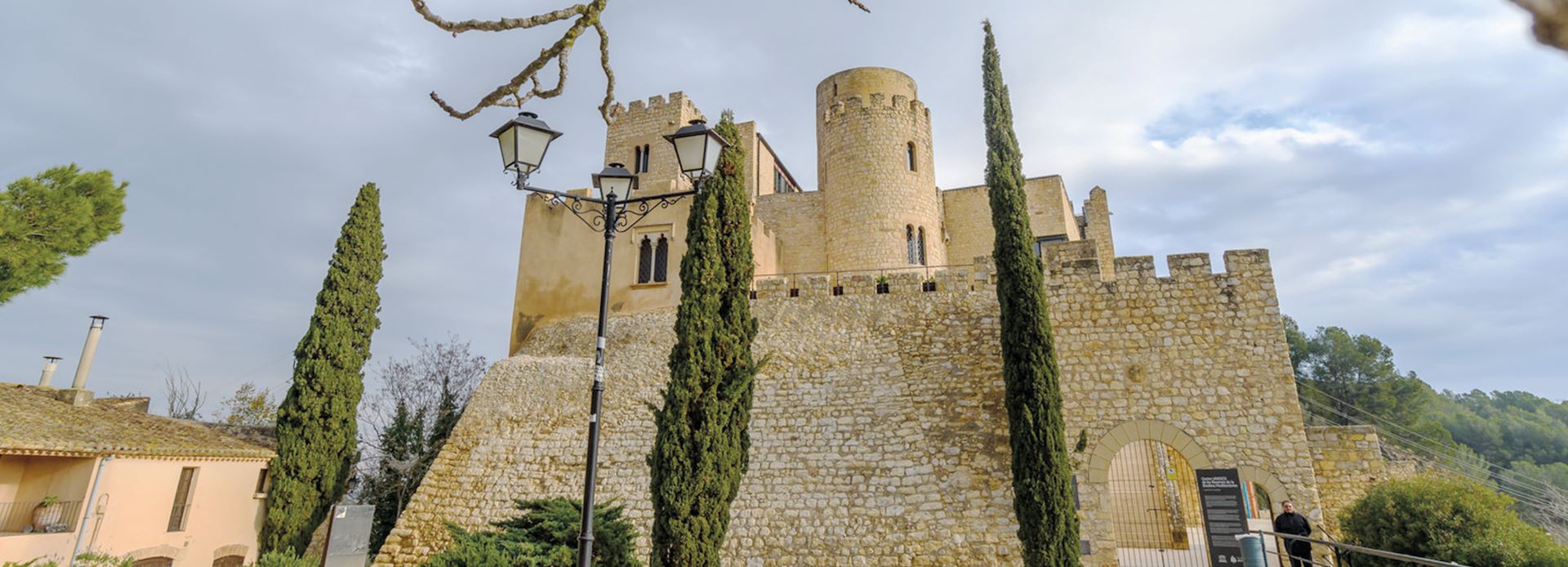 vista del centro UNESCOMED del cuidado de la biosfera en el castillo de Castellet