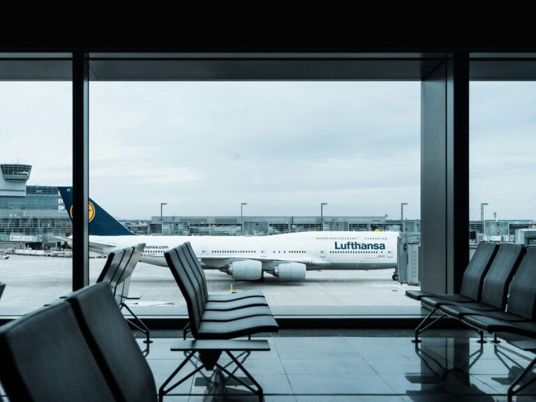 El mito del “más vuelos, más riqueza” se desploma: un nuevo estudio demuestra que ampliar aeropuertos NO impulsa la economía