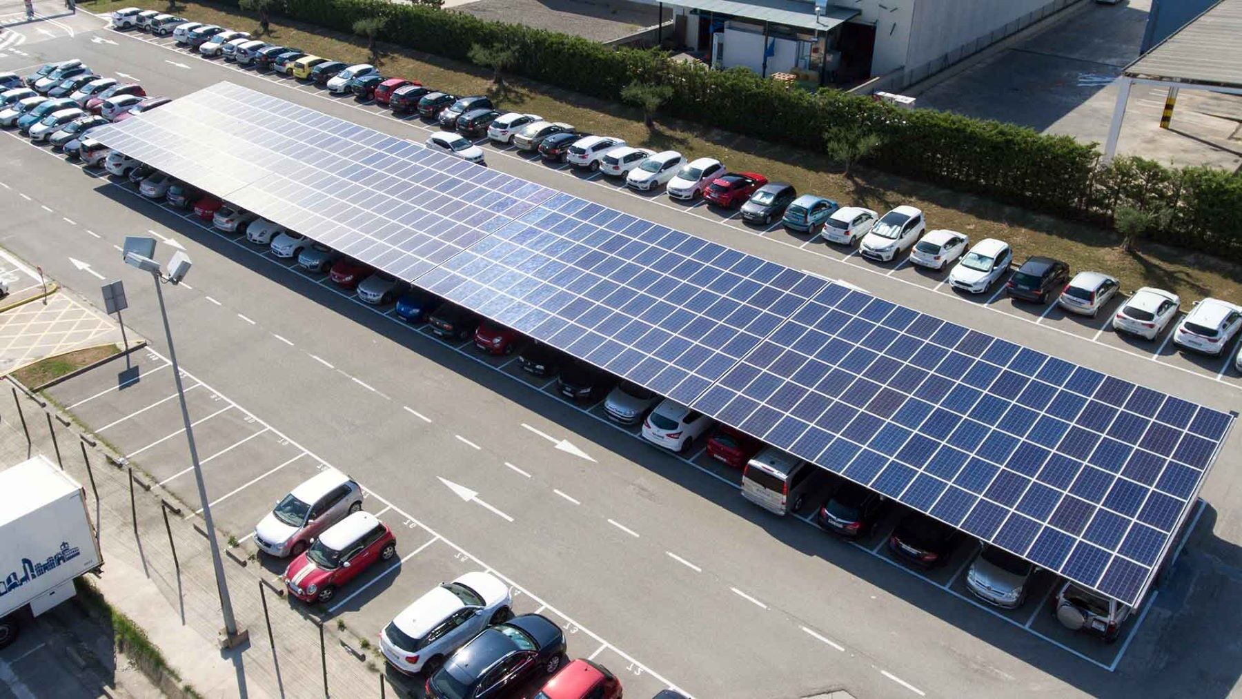 EMT instalará marquesinas fotovoltaicas en aparcamientos de Madrid para generar energía solar