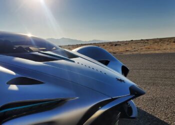 El supercoche que consume de moléculas de agua: Va a más de 350 km/h y cruza países enteros sin repostar 4 supercoche