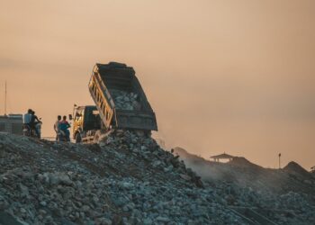 Residuos municipales: la UE se estanca en reciclaje y alerta del colapso del mercado del plástico reciclado 2 residuos municipales UE acaban en vertederos