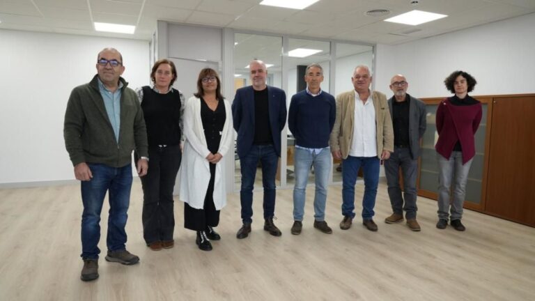 representantes de CC. OO. y ONG ecologistas en un encuentro analizando la emergencia climática